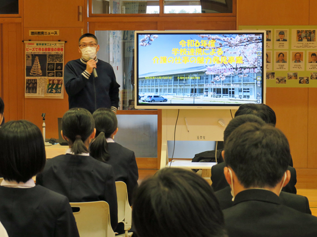 ２年介護ロボット体験学習会の様子1