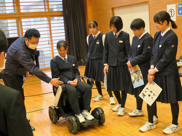 ２年介護ロボット体験学習会の様子2