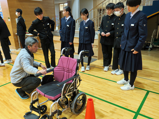 ２年介護ロボット体験学習会の様子4