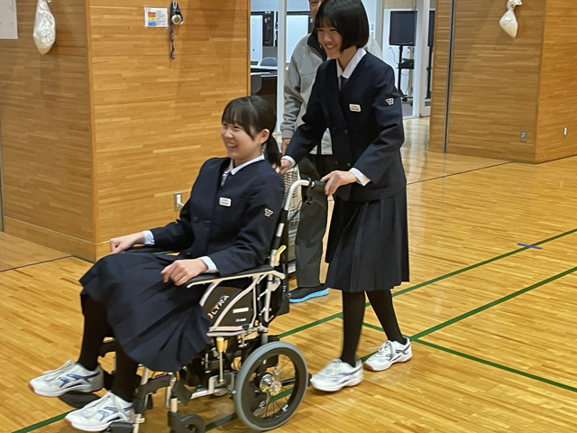 ２年介護ロボット体験学習会の様子5