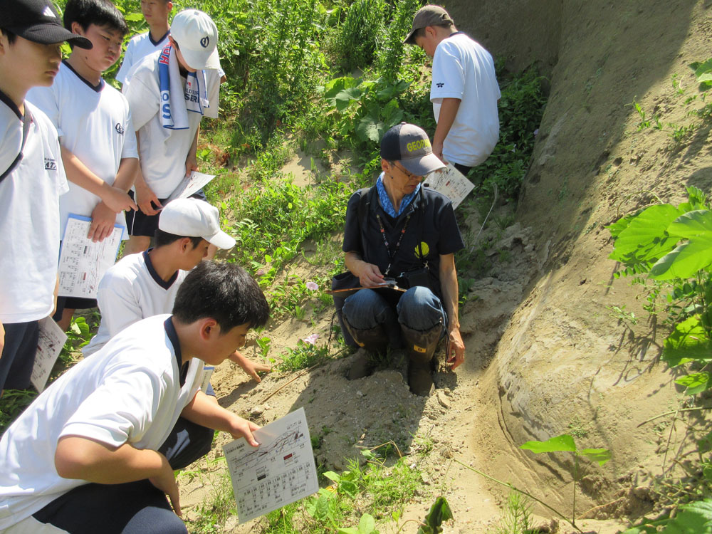 1年地層観察の様子3