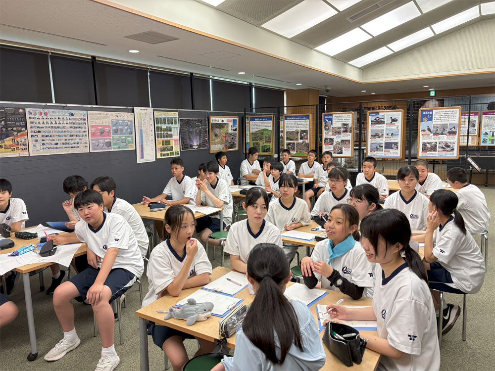 1年地層観察の様子1