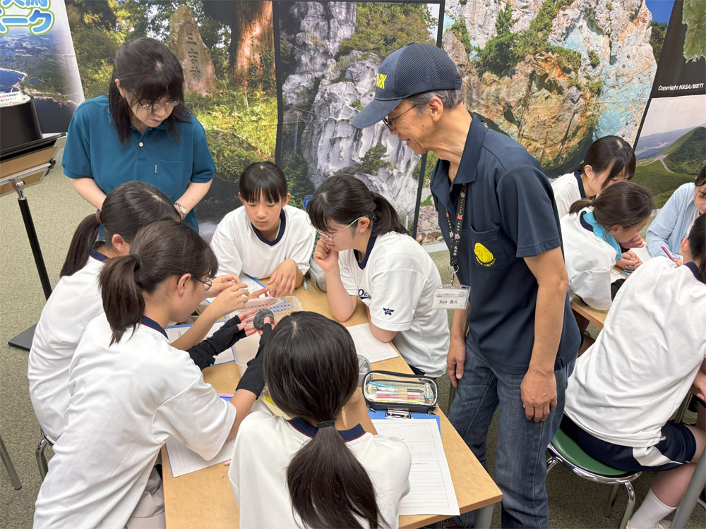 1年地層観察の様子2
