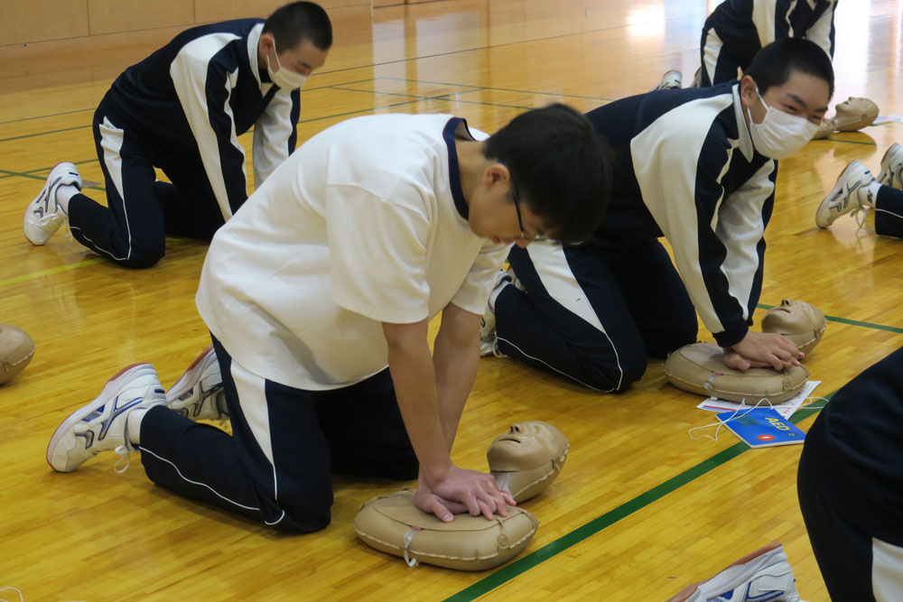 ２年救急救命講習会の様子2