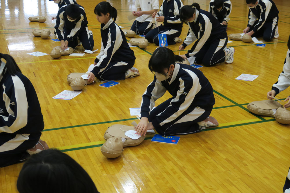 ２年救急救命講習会の様子3