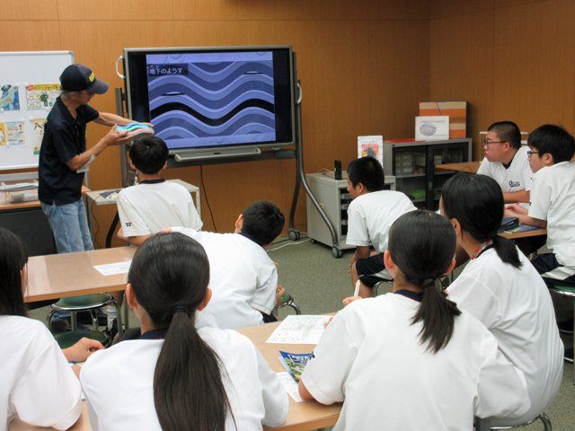 1年地層観察の様子1