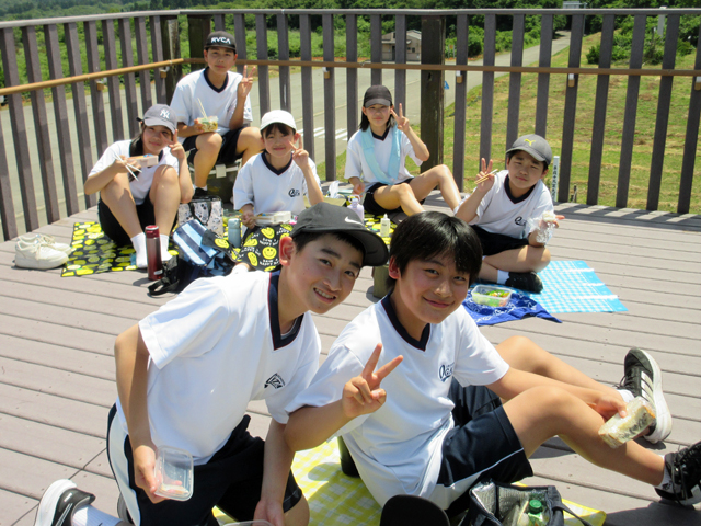 1年地層観察の様子2