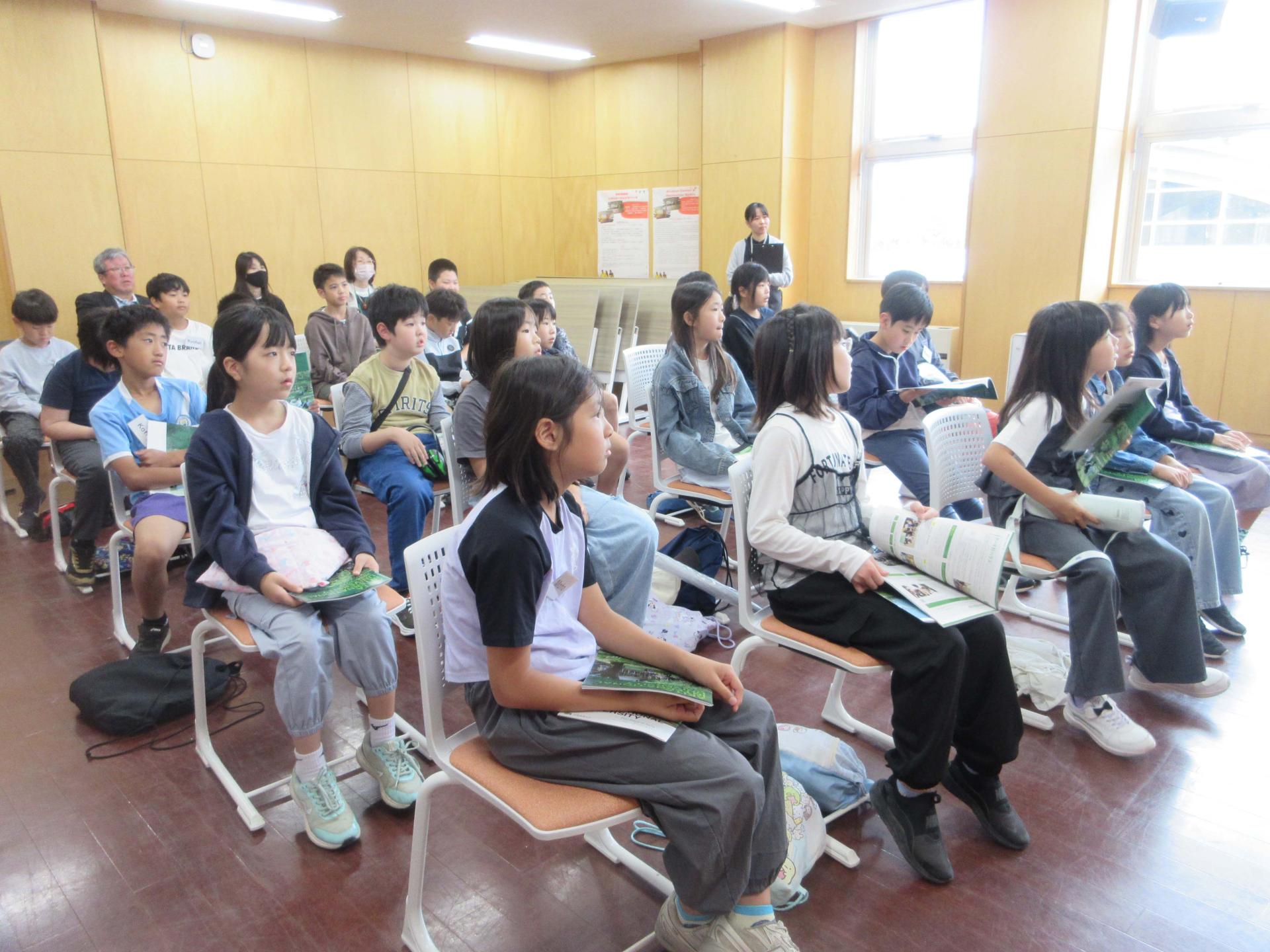 4年生 AIUとの交流の様子1