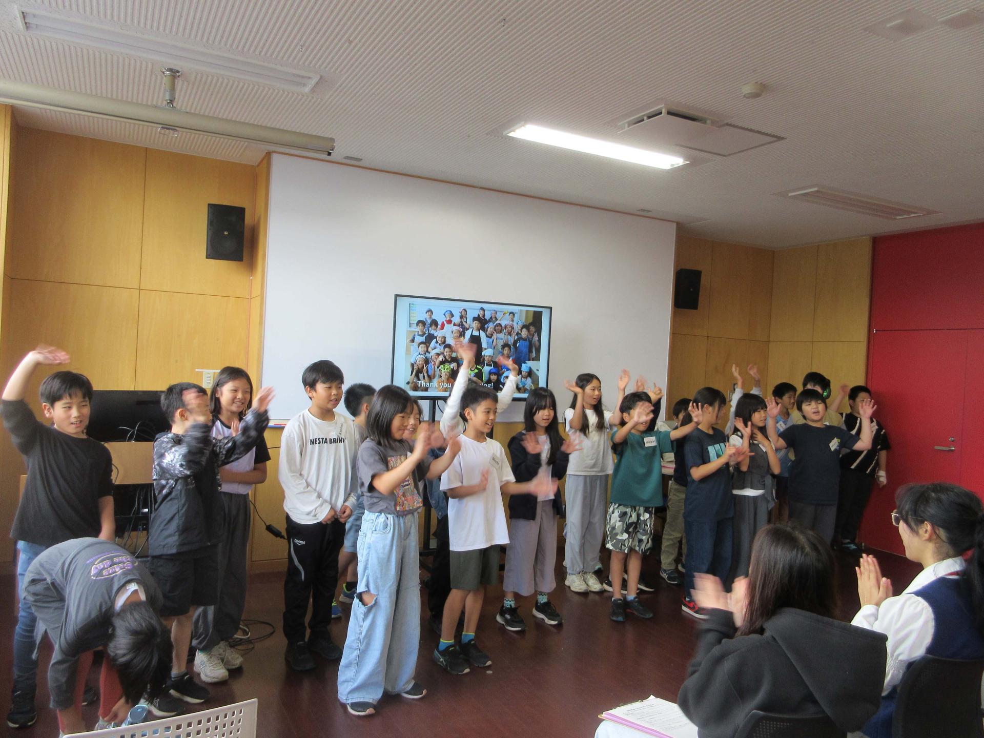 4年生 AIUとの交流の様子3
