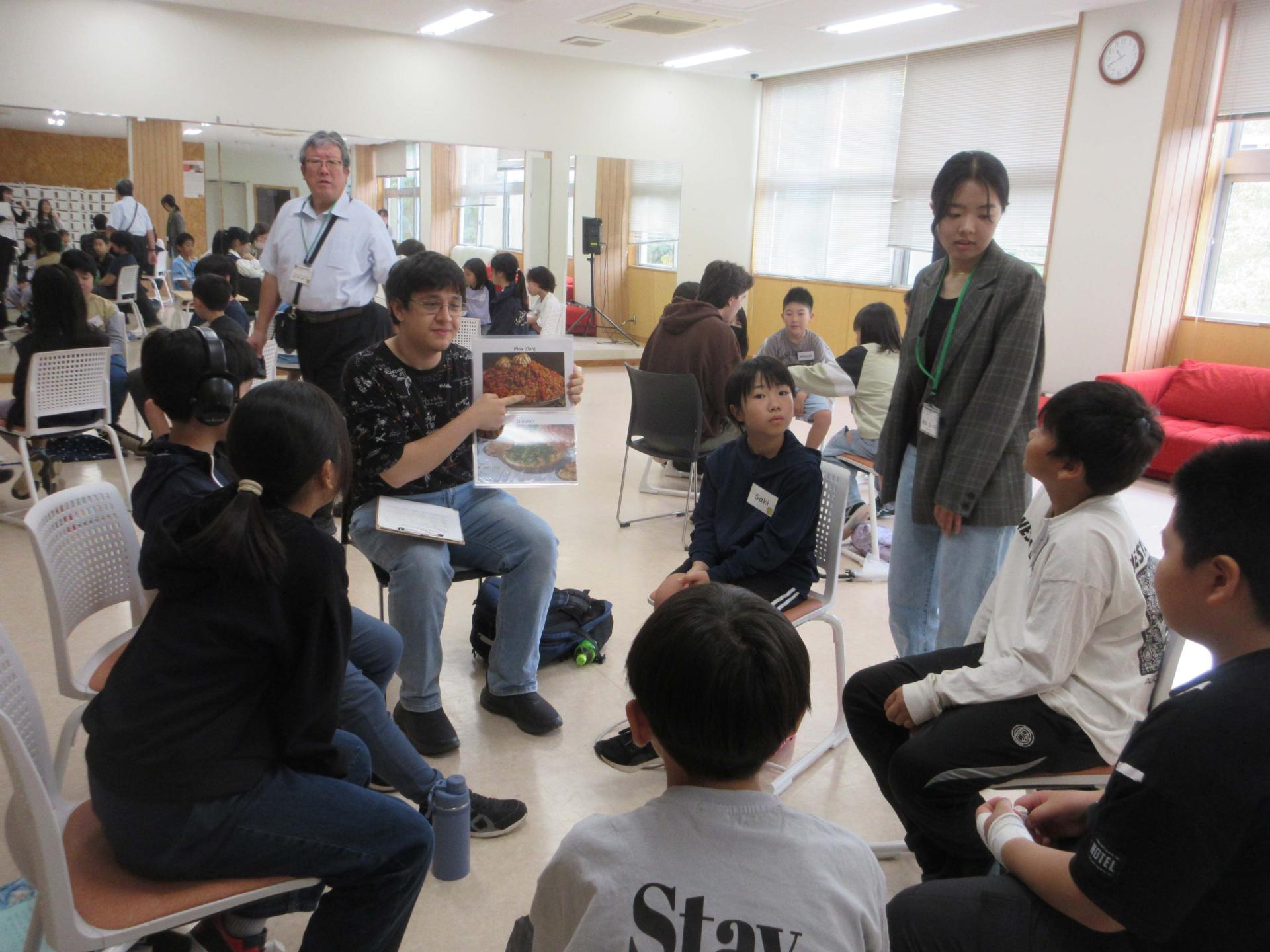 4年生 AIUとの交流の様子4