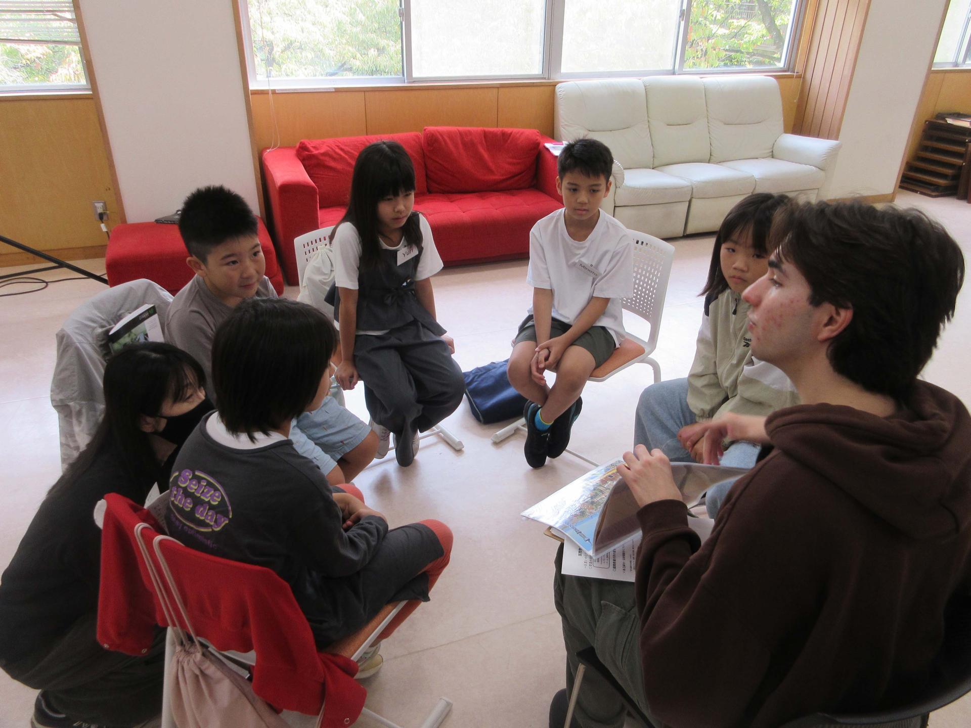4年生 AIUとの交流の様子5