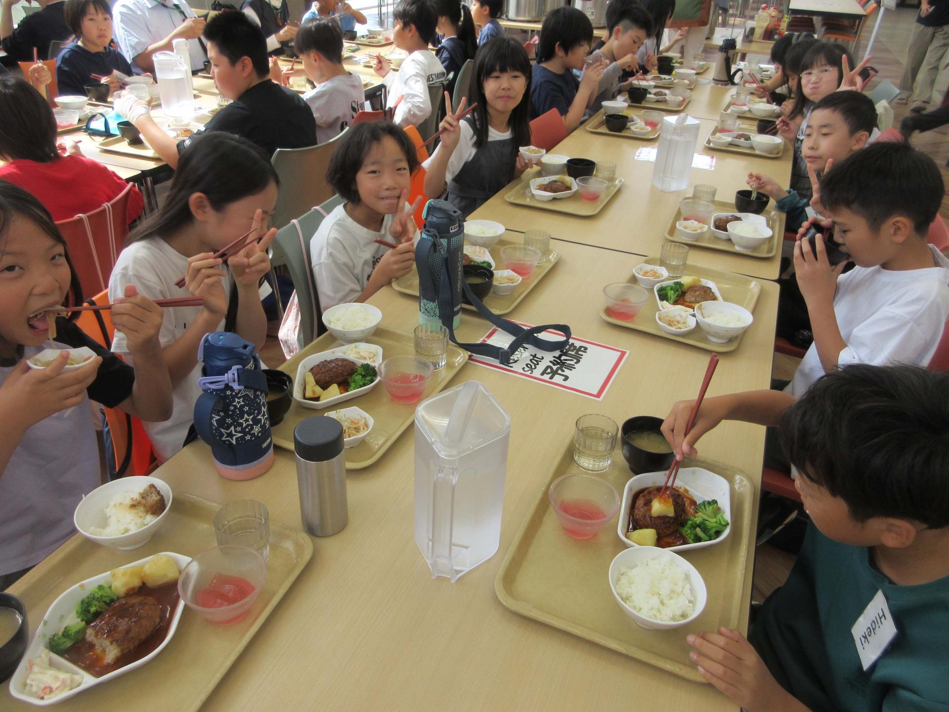 4年生 AIUとの交流の様子8